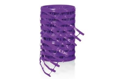 le ruban violet est noué sur le dessus d'un récipient violet