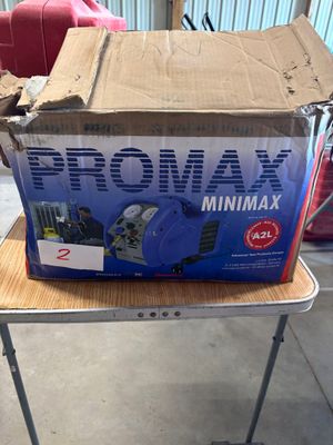 une boîte posée sur une table