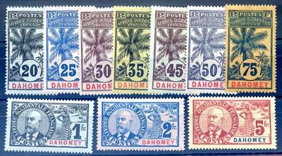 un ensemble de timbres provenant de différents pays, posés sur une table