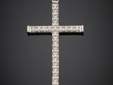 un pendentif en forme de croix en diamant sur fond noir