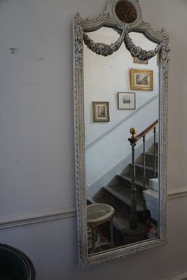 un miroir accroché au mur à côté d'un escalier