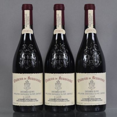 trois bouteilles de vin rouge sont alignées sur une table