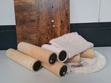 trois rouleaux de papier toilette posés sur une table