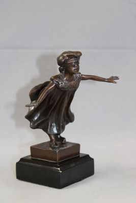 statue en bronze représentant une femme en robe et chapeau, posée sur un socle noir