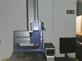 une machine bleue posée sur un bureau dans une pièce