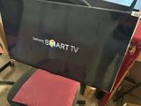 une télévision posée sur une chaise dans la pièce