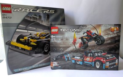 deux boîtes de lego technics sont posées sur une surface blanche