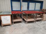 une salle avec beaucoup de tables et de chaises