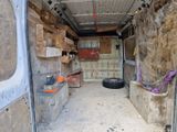 une photo d'un petit espace de rangement à l'arrière d'un camion