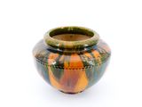 un vase posé sur une surface blanche