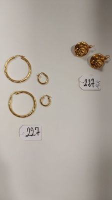 trois paires de boucles d'oreilles en or et une paire de boucles d'oreilles en or