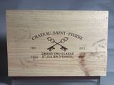 une boîte en bois sur laquelle est collée une étiquette portant l'inscription « Château Saint-Pierre »