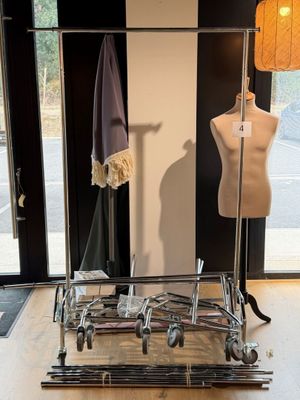 une photo d'un mannequin dans un magasin de vêtements