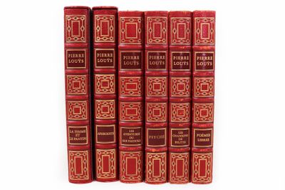 trois livres rouges sont empilés les uns sur les autres