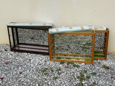 deux bancs placés l'un à côté de l'autre sur le gravier