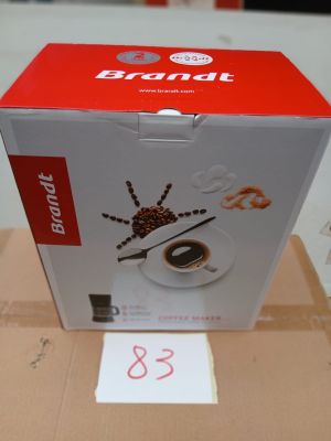 une boîte de café posée sur une table, avec une étiquette de prix dessus