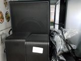 une valise noire posée sur une étagère dans une pièce
