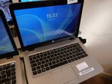 deux ordinateurs portables posés côte à côte sur une table
