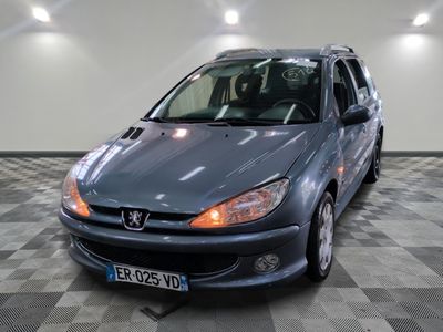 la photo d'une voiture garée dans un garage