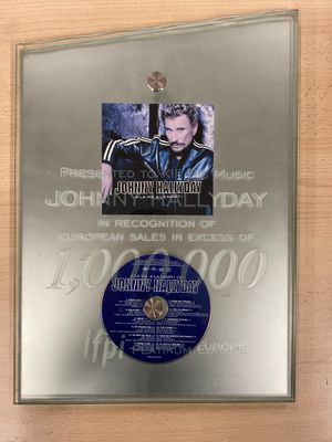 une photo d'une plaque sur laquelle figure l'image d'un homme tenant une guitare