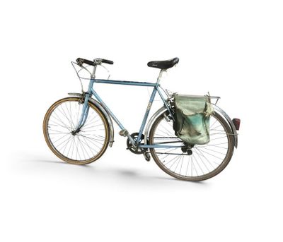 un vélo bleu avec un sac à l'arrière