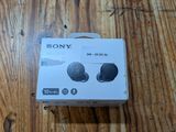 La boîte des écouteurs Sony est posée sur le parquet.