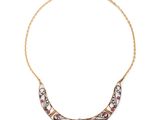 un collier en or orné d'un motif rose et blanc
