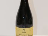 une bouteille de vin posée sur une table