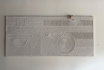 un gros plan sur une œuvre d'art accrochée au mur