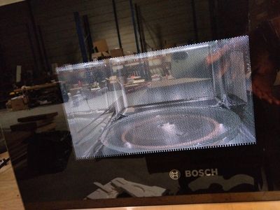 une photo d'un micro-ondes posé sur une table