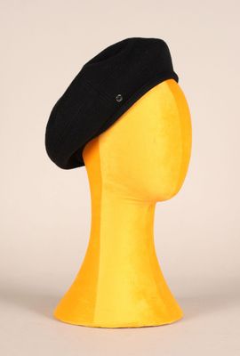 tête de mannequin jaune coiffée d'un chapeau noir