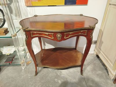 a small table with a shelf on it in a room