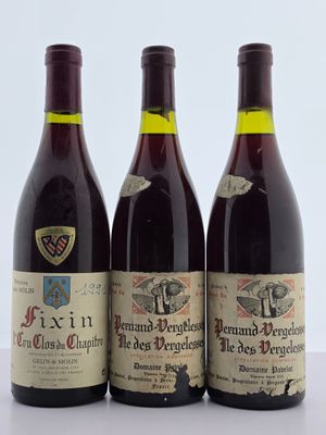 trois bouteilles de vin posées sur une table l'une à côté de l'autre