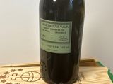 une bouteille de vin posée sur une caisse en bois