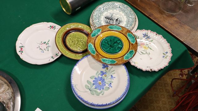 12 assiettes en faïence populaire 19ème et  20ème (égrenures)