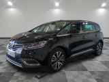 une camionnette noire garée dans un garage au sol carrelé