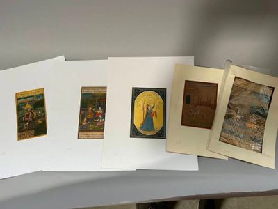 une table sur laquelle se trouvent plusieurs cartes