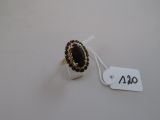 une bague sertie d'une pierre noire, avec une étiquette de prix