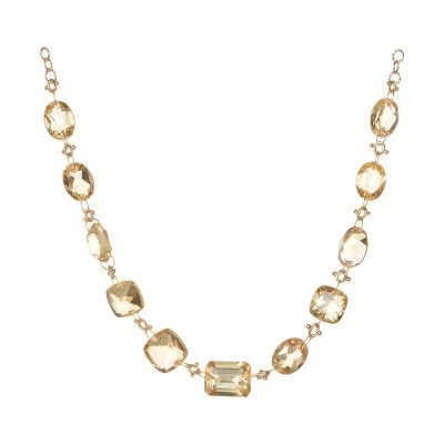 gros plan d'un collier sur fond blanc