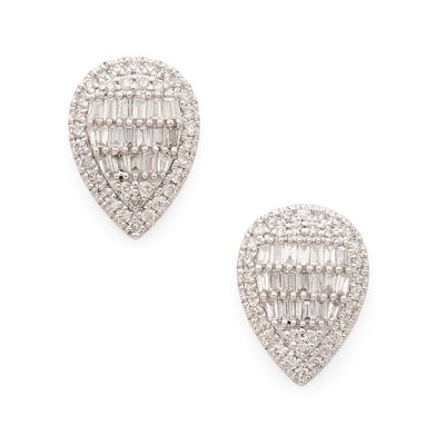 une paire de boucles d'oreilles en diamant et or blanc