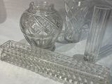 un grand nombre d'objets en verre posés sur une table