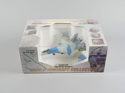 une boîte contenant une maquette d'avion de chasse