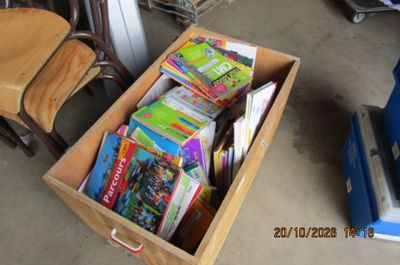 une boîte en bois remplie de nombreuses fournitures scolaires