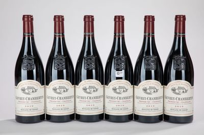 six bouteilles de vin sont alignées dans une rangée