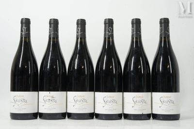six bouteilles de vin sont alignées sur une table