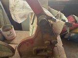 Plusieurs paires de chaussures sont posées sur une table dans une pièce encombrée.