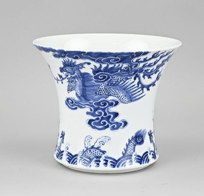 un vase bleu et blanc avec un oiseau dessus