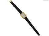 gros plan d'une montre sur une surface blanche avec un bracelet noir