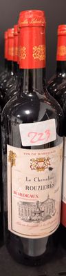 plusieurs bouteilles de vin sont alignées sur une étagère dans un magasin