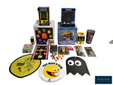 un grand nombre d'objets posés sur une table